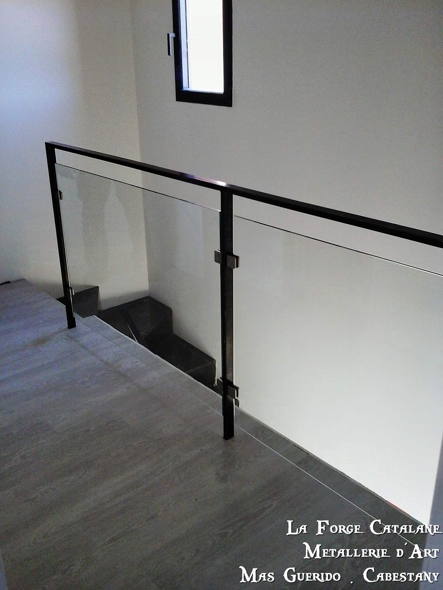 garde corps remplissage vitrage feuillete pince a verre ossature fer rectangulaire forge catalane.jpg